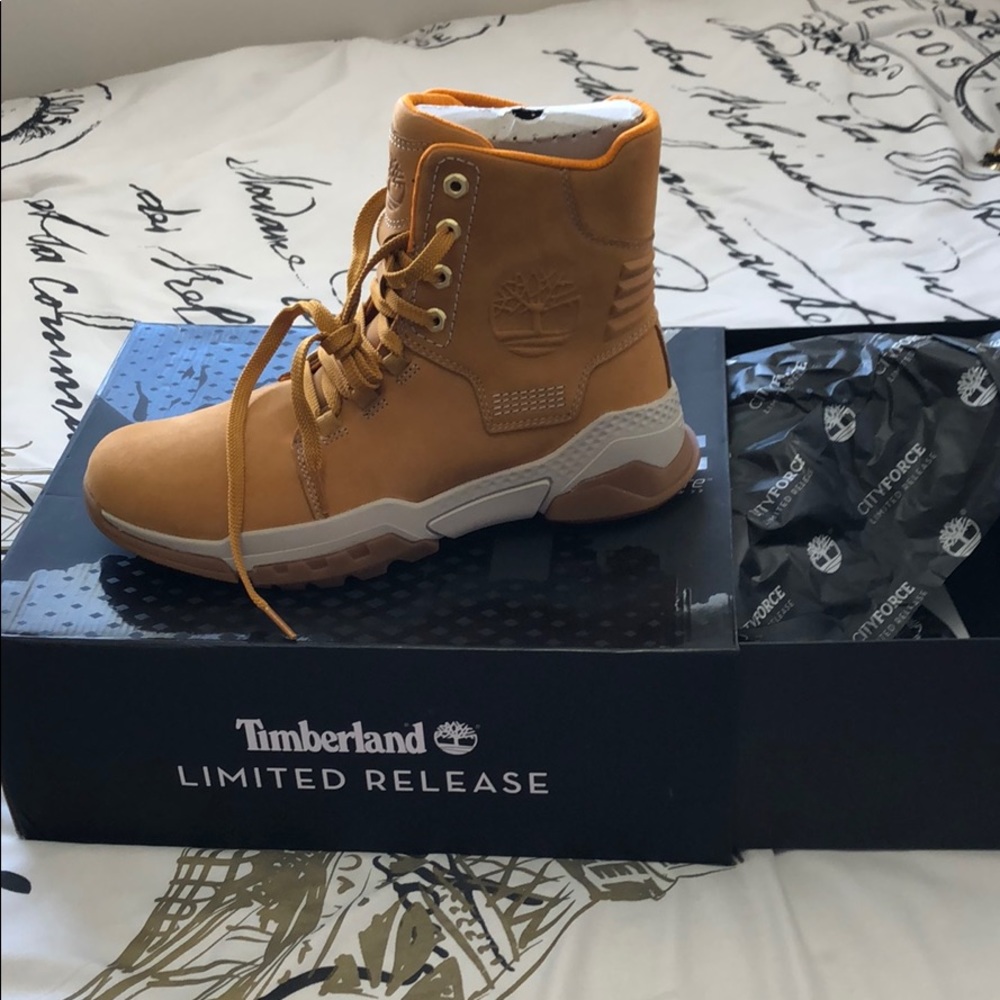 Brand new never worn timberland leather boots!